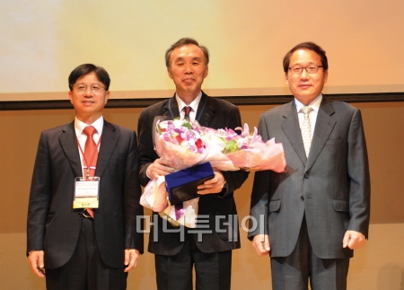 김동현 경희대 약대 교수, 활명수약학상 수상 - 머니투데이 김동현 경희대 약대 교수, 활명수약학상 수상 - 머니투데이