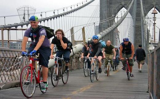 ↑ 뉴욕 자전거 도로 상징중 하나인 브루클린 브릿지. 보행자도 통행한다.