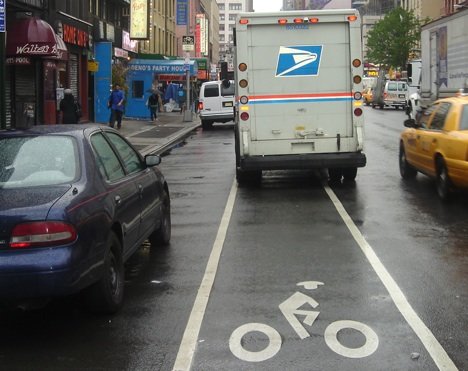 ↑차도와 격리되지 않아 사고위험이 따르는 맨해튼 자전거 도로.