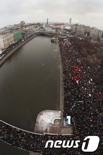10일(현지시간) 러시아 모스크바 볼로트라야 광장에 모인 시위 군중  AFP=News1