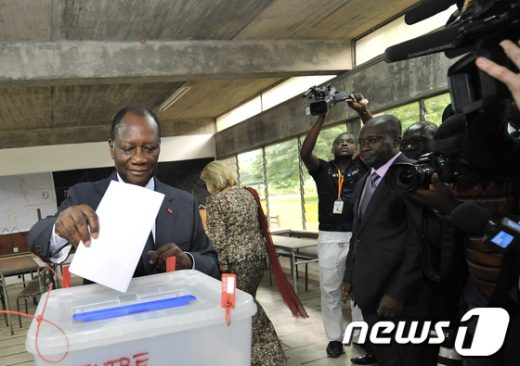 알라산 와타라 코트디부아르 대통령이 11일(현지시간) 수도 아비장에서 투표를 하고 있다. AFP=News1