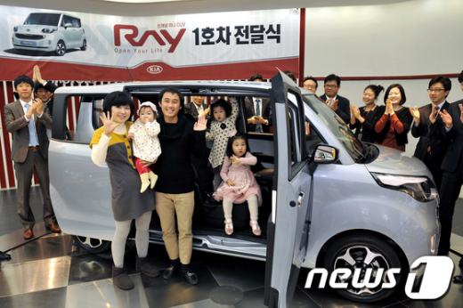 '레이' 1호차 주인공오택기씨와 가족이 차량을 전달받고 기뻐하고 있다. News1