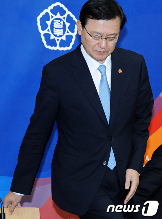 [사진]경제정책 브리핑 참석한 홍석우 지식경제부 장관