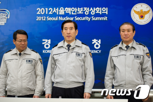 [사진]서울핵안보정상회의 D-90 점등식 참석한 조현오
