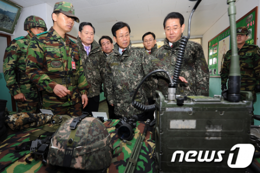 [사진]전투장비 살펴보는 원혜영 공동대표