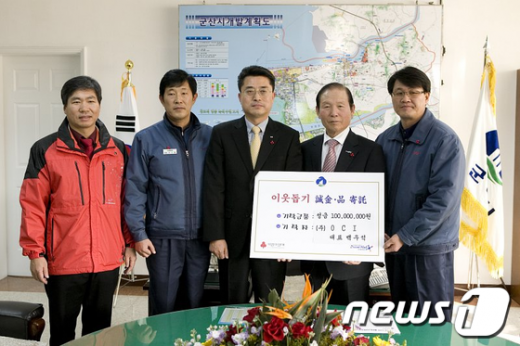 OCI 군산공장 김인원 부사장(왼쪽에서 세번째)이 27일 문동신 군산시장에게 성금 1억원을 기탁했다.  News1