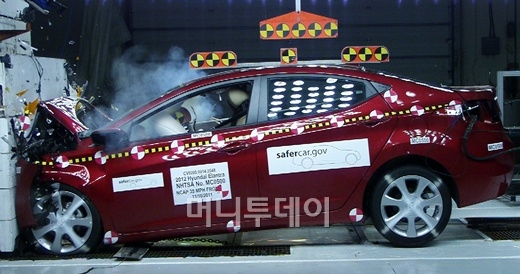 ↑2012년형 아반떼 정면충돌테스트 장면(출처:NHTSA)