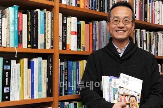 최재천 교수의 어릴 적 꿈은 시인이었다. 습작노트를 끼고 살았다. 하지만 그는 지금 시인과는 정반대인 것 같은 과학자의 길을 걷고 있다. 그는 오히려 "시인의 꿈이 나를 훌륭한 과학자로 만들었다"고 말한다. 그래서일까? 그의 과학 글쓰기에는 아름다움과 감성이 배어있다. 오히려 그것이 과학자로서 최재천을 더 돋보이게 한다. "이 세상에 쓸모 없는 꿈은 없습니다. 그래서 방황이 아름다운 겁니다." /사진=최준필 기자 choijp85@