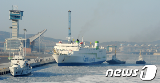 [사진]경인항 아라뱃길 1만5천톤급 日화물선 첫 입항