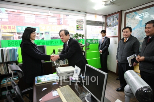 ↑↑한국토지주택공사(LH)가 개학을 앞두고 대학생 전세임대주택에 당첨된 학생들이 전셋집 구하는데 어려움을 겪자 전세물량 확보에 나섰다. 이지송 사장도 9일 서울 성동구에 소재한 중개업소를 방문해 대학생 전세임대주택 물량확보를 위한 협조를 요청하고 있다. ⓒ사진제공=LH