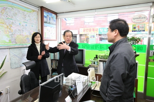 ↑↑↑한국토지주택공사(LH)가 개학을 앞두고 대학생 전세임대주택에 당첨된 학생들이 전셋집 구하는데 어려움을 겪자 전세물량 확보에 나섰다. 이지송 사장도 9일 서울 성동구에 소재한 중개업소를 방문해 시장상황을 듣고 있다. ⓒ사진제공=LH