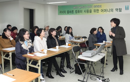 지난 14일 은평구 불광동 북한산 래미안 커뮤니티센터에서 열린 '자녀의 올바른 컴퓨터 사용을 위한 어머니의 역할'을 주제로 한 '래미안 헤스티아 어머니 아카데미'에 참석한 입주민들이 강사의 강의를 경청하고 있다. ⓒ삼성물산 제공