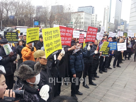 ↑28일 오후 서울 중구 소공동 시청앞 광장서 열린 '뉴타운 출구전략 반대집회'에 참석한 한남뉴타운 제3구역 조합원들이 피켓을 들고 구호를 외치고 있다. ⓒ민동훈 기자