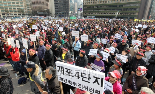 ↑개포지구 재건축연합회가 29일 오후 서울 중구 소공동 서울광장에서 서울시의 재건축 정책에 반대하는 집회를 갖고 있다. ⓒ사진=홍봉진 기자