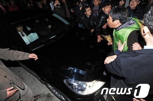 제주해군기지 건설을 위한 '구럼비 바위' 발파 공사가 시작된 7일 오후 민주통합당 한명숙 대표가 제주 강정마을 의례회관에서 가진 주민 간담회를 마친 뒤 떠나는 차량에 오르자 한 마을 주민이 '마을을 떠나지 말라'며 길을 막고 있다.  News1 오대일 기자