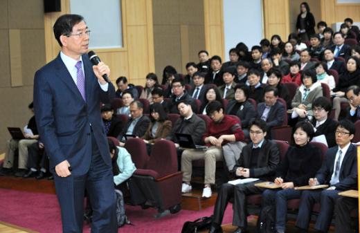 박원순 서울시장이 5일 오후 서울시 인재개발원 대강당에서 열린 '마을공동체만들기' 특강에서 시민들의 행복을 위한 마을공동체 활성화의 중요성을 강조하고 있다.(서울시 제공)  News1 방인권 인턴기자