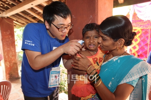 ↑포스코건설의 해피빌더 1기 대학생들이 인도에서 의료봉사활동을 하고 있는 모습. ⓒ사진제공=포스코건설