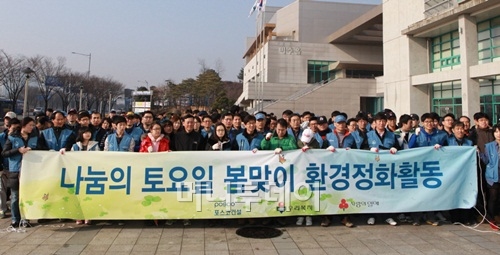 ↑포스코건설은 지난 24일 임직원 200여명이 참석한 가운데 '봄 맞이 환경정화활동'을 펼쳤다고 26일 밝혔다.ⓒ사진제공=포스코건설