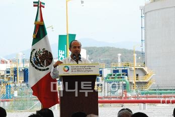 ↑펠리페 칼데론(Felipe Calderon) 멕시코 대통령이 27일(현지시간) 멕시코 만사니요 LNG 인수기지 준공식에서 연설을 하고 있다