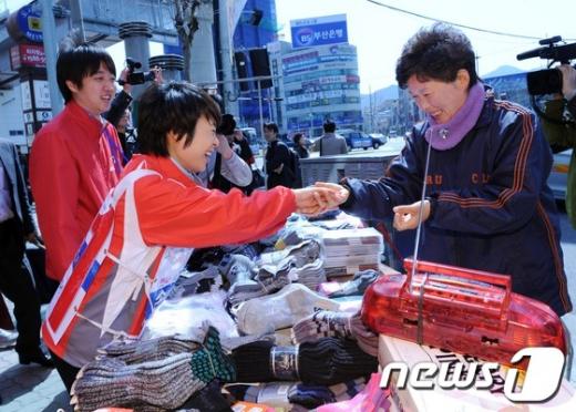 [사진]이상돈.이준석 비대위원, 주말 부산 젊은층 집중 공략