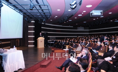 ↑현대건설은 최근 서울 도곡동 힐스테이트 갤러리에서 국내외 교량 전문가와 임직원 등 500여명이 참석한 가운데 '콘크리트 사장교 기술 세미나'를 개최했다. ⓒ사진제공=현대건설