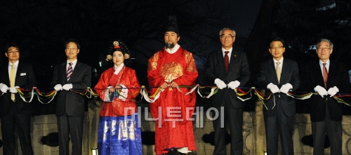 ↑ 지난 4일 저녁 서울 종로구 창덕궁에서 열린 '창덕궁 금천 되살리기 통수식'에서 최광식(오른쪽 세번째) 문화체육관광부 장관과 김찬(왼쪽 두번째) 문화재청장, 정수현(오른쪽 두번째) 현대건설 사장을 비롯한 참석자들이 테이프 커팅에 앞서 기념촬영을 하고 있다. ⓒ사진제공=현대건설