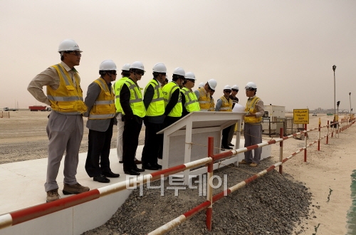 ↑현대건설은 지난달 26일부터 30일까지 4박5일간 우수 협력업체 13개사를 대상으로 아랍에미리트(UAE), 쿠웨이트, 카타르 등 중동 3개국에 위치해 있는 6개 현장의 시찰을 지원했다. ⓒ사진제공=현대건설