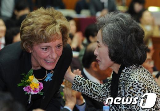 [사진]북한자유주간 개막식서 만난 수잔 솔티-박선영 의원