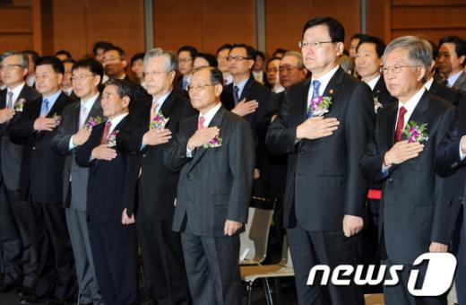 [사진]국민의례하는 주요 참석자들