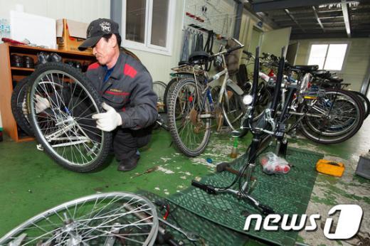 [사진]'버려진 자전거 재활용해요'