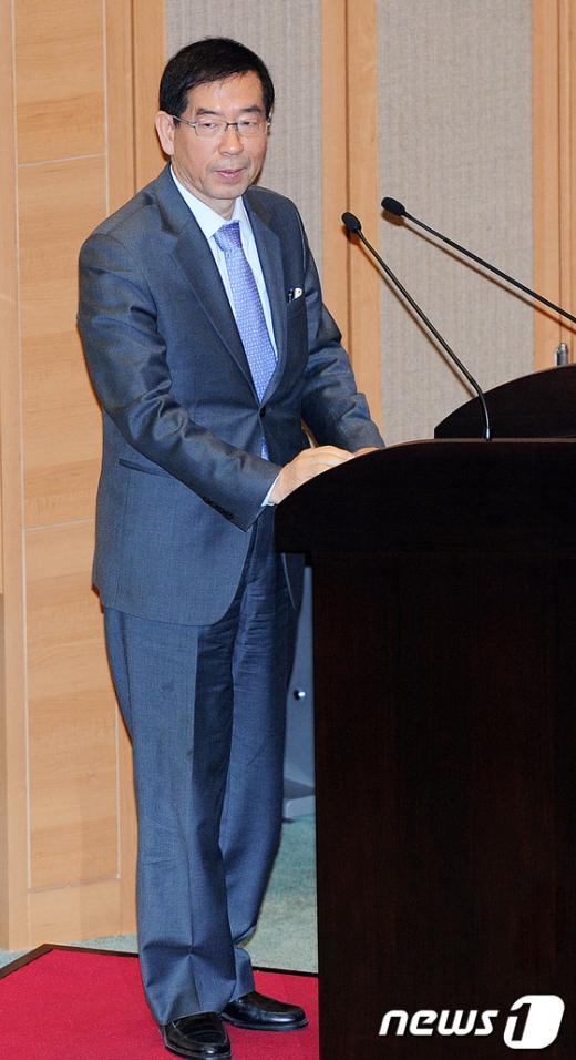 박원순 서울시장이 시의회 시정질문에 앞서 의원들에게 인사하고 있다.  News1 자료사진