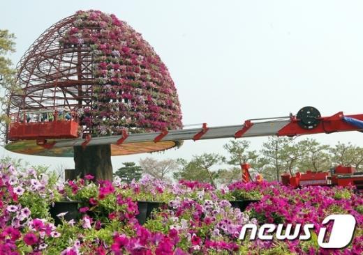 [사진]함평나비대축제 성공 기원 대형 꽃탑 장식 