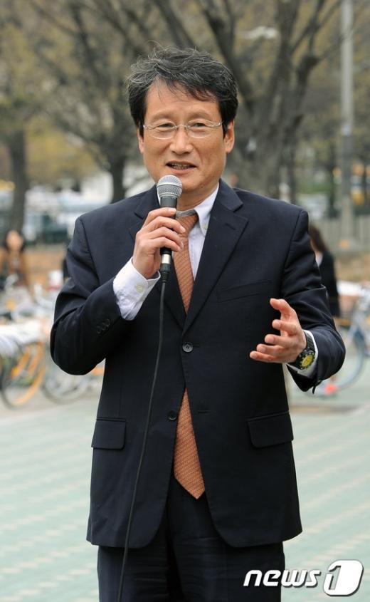 민주통합당 문성근 대표가지난 18일 서울 여의도공원에서 '시민과의 대화'를 통해 여러 현안에 대한 자신의입장을 밝히고 있다. 2012.4.18/뉴스1  News1 이종덕 기자
