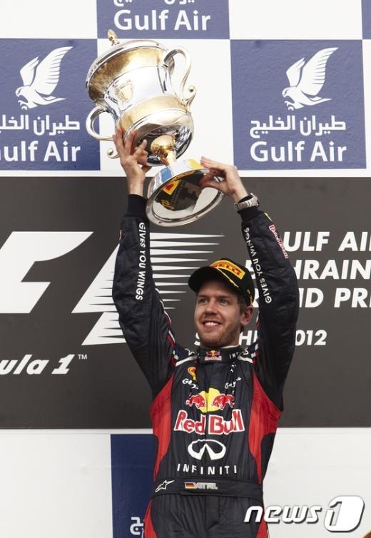 22일 F1 바레인 대회에서 우승한 레드불의 세바스찬 베텔이 우승 트로피를 들어올리고 있다/사진제공=전남도 News1