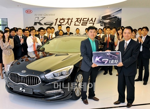 ↑K9 1호차 주인공인 (앞줄 왼쪽부터) 김재홍씨와 김훈호 기아차 판매사업부장<br>
<br>
 <br>
<br>
