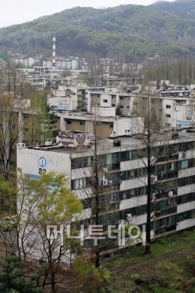 ↑정부의 부동산 거래활성화 대책 발표를 이틀 앞둔 서울 강남구 개포동 일대 재건축 단지들은 문의가 크게 줄어든 가운데 호가만 크게 올라 있다. ⓒ이명근 기자