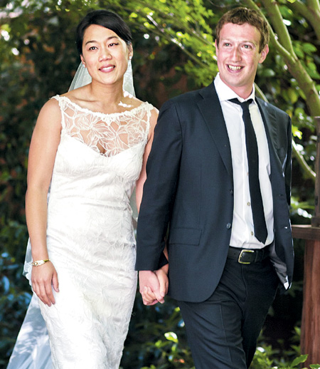 ▲마크 저커버그 페이스북 창업자(사진 오른쪽)와 부인 프리실라 챈(왼쪽)이 지난 19일 미국 캘리포니아주 팔로알토 자택에서 깜짝 결혼식을 올렸다. [출처: 저커버그 페이스북]