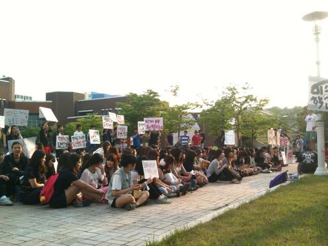 23일 서원대 학생들이 학과 폐지에 반대하는 시위를 벌이고 있다. (사진=트위터@moosim2855)
