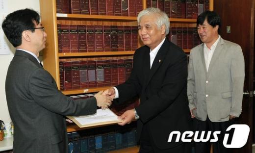 사진]김정록 의원, '19대 국회 1호 법안 제출' - 머니투데이