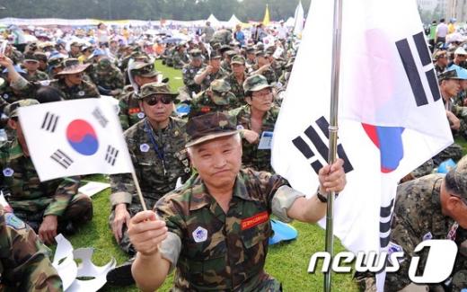 사진]태극기 흔드는 재향군인 - 머니투데이