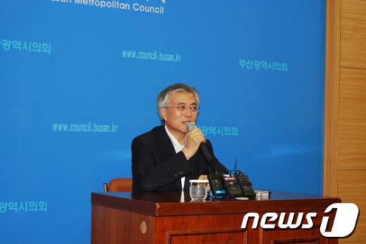 민주통합당 문재인 상임고문은 29일 오후 부산시의회 브리핑룸에서 부산지역 기자들과 간담회를 갖고 대선 출마와 관련해 입장을 밝히고 있다. News1 남경문 기자
