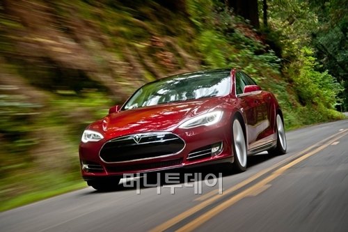 지난 6월 테슬라가 출시한 양산형 전기자동차 모델S. 한번 충전하면 426km를 갈 수 있다. <출처:테슬라 모터스>