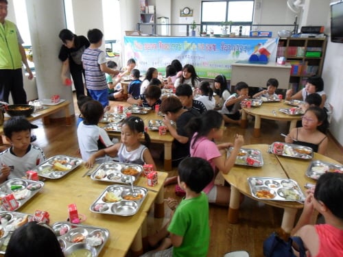 ↑한국토지주택공사(LH)는 여름방학을 맞이하는 전국 88개 국민임대 아파트단지의 4000명의 아이들에게 점심을 제공하는 "엄마손 밥상" 프로그램을 진행하고 있다. ⓒLH 제공