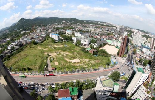 ↑25일 오후 서울 종로구 수송동 '서머셋팰리스 서울'에서 바라본 송현동 대한항공 7성급 한옥호텔 사업 부지. 부지 주변에 풍문여고, 덕성여중·고 등이 위치해 있다. ⓒ사진=이기범 기자