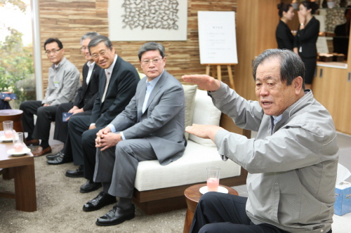 ↑이지송 한국토지주택공사(LH) 사장이 오는 9월 입주를 앞둔 서울 강남 보금자리주택지구를 돌아보고 사업에 참여한 건설사 CEO를 대상으로 간담회를 개최했다. 사진 우측부터 LH이지송사장, GS건설 허명수 사장, 계룡건설산업 한승구 사장. ⓒLH 제공