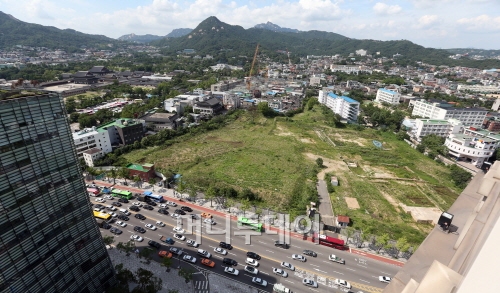 ↑서울시가 정부의 허용방침에도 학교인근 호텔 건축을 제한키로 하면서 프로젝트가 무산위기에 처한 서울 종로구 송현동 대한항공 7성급 호텔 부지 전경. ⓒ이기범기자