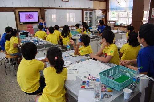 ↑한국토지주택공사(LH)는 숭실대와 함께 울릉도 저동 초등학교에서 오는 11일까지 4박5일간 아이들을 위한 멘토링 여름캠프 '스쿨어택'을 진행하고 있다. ⓒLH 제공