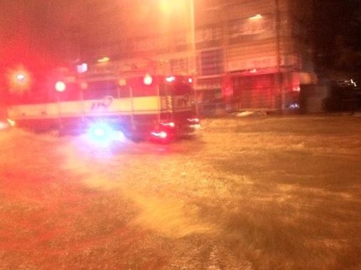 13일 오전 전북 군산지역에 국지성 폭우가 내려 침수 피해가 속출했다. 한 트위터리안(@mt9931)이 트위터에 게재한 사진.