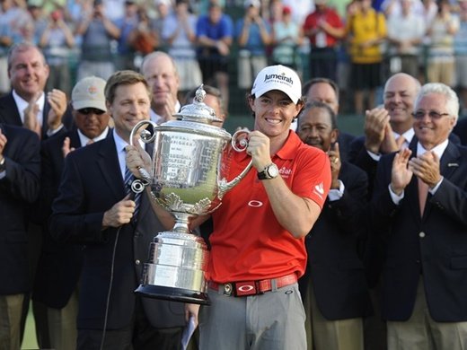 ▲13일(한국시간) 사우스캐롤라이나주 키아와아일랜드 오션코스에서 열린 2012 PGA챔피언십 마지막라운드에서 6타를 줄이며 우승을 차지한 로리 맥길로이가 우승컵을 들어올리고 있다. ⓒEdward M. Pio Roda/PGA.com
