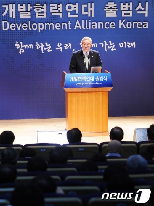 [사진]김성환 장관, "개발협력연대 출범을 환영합니다"